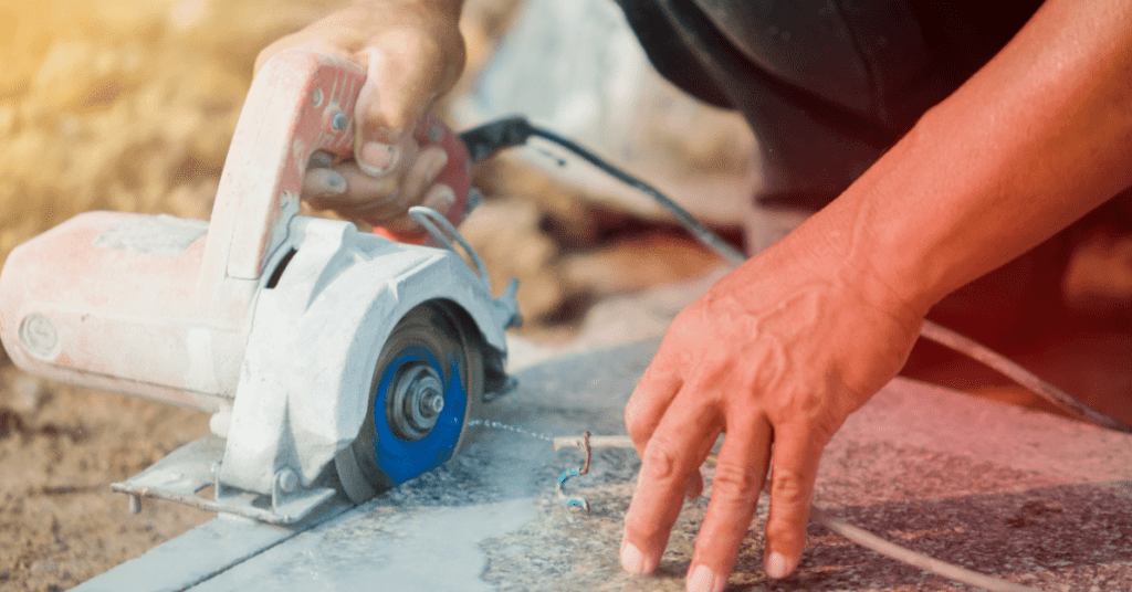 Cutting material with a electric saw